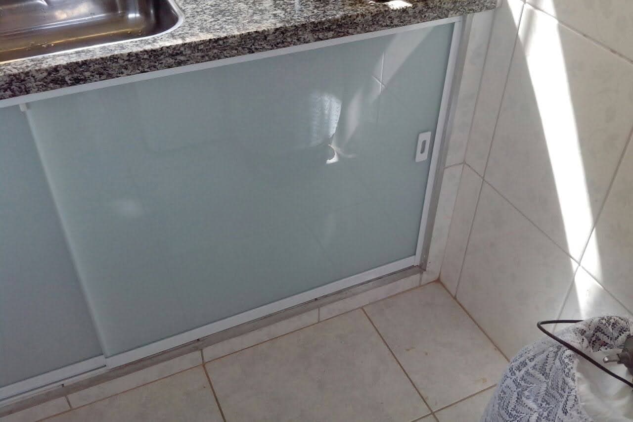 Armário em vidro e alumínio para sala de estar