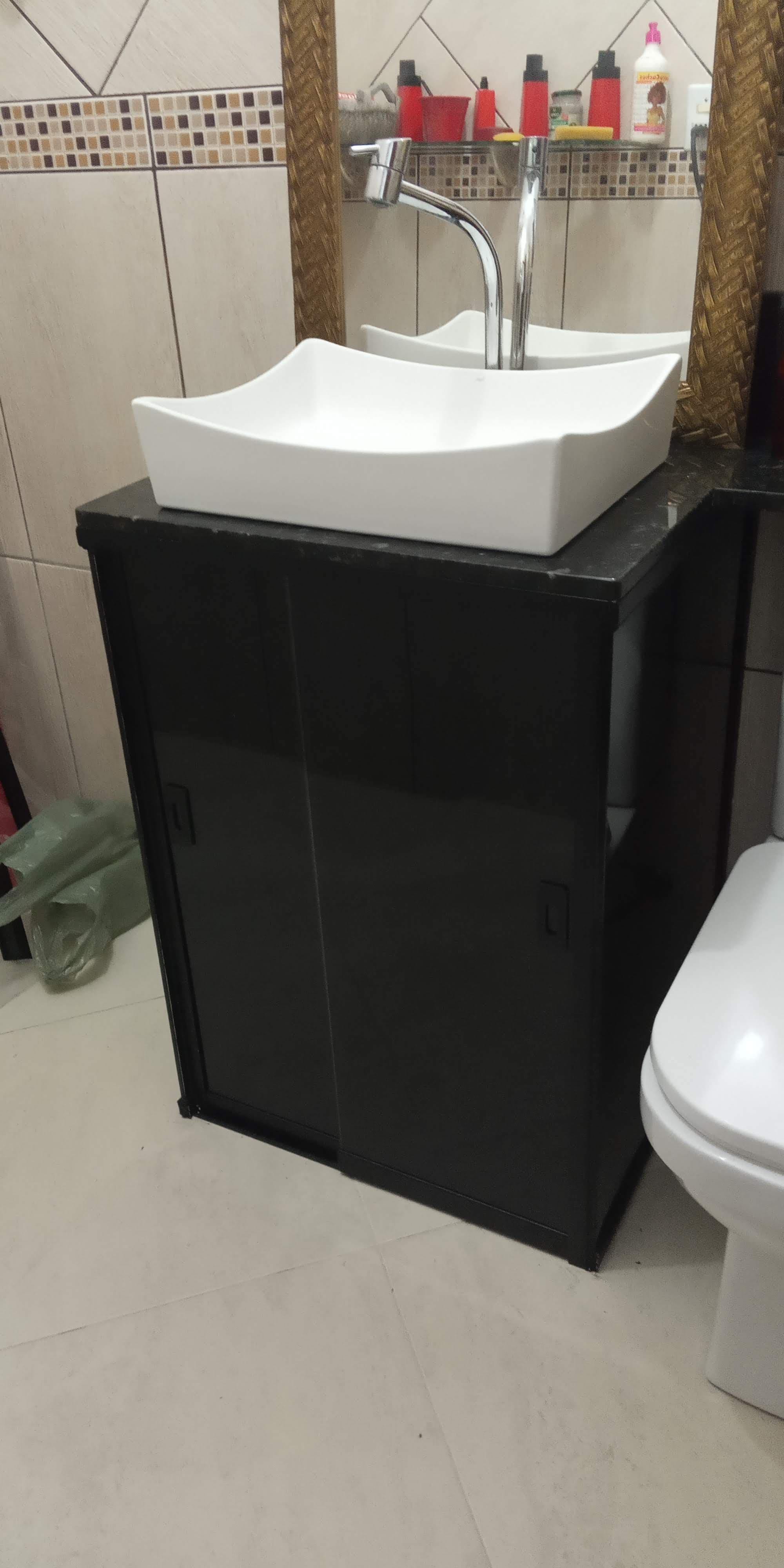 Escada com corrimão e guarda-corpo em vidro