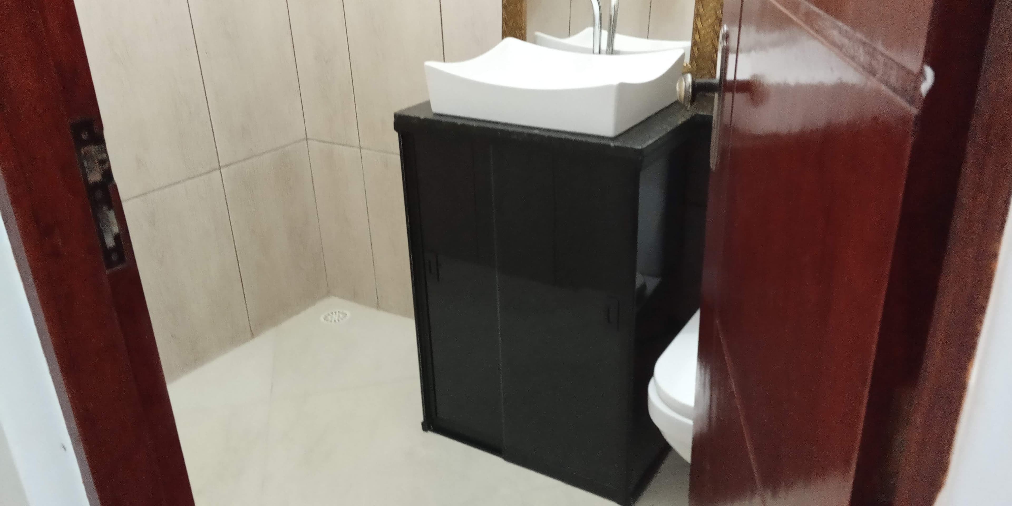 Guarda-roupa em vidro espelhado com moldura em alumínio