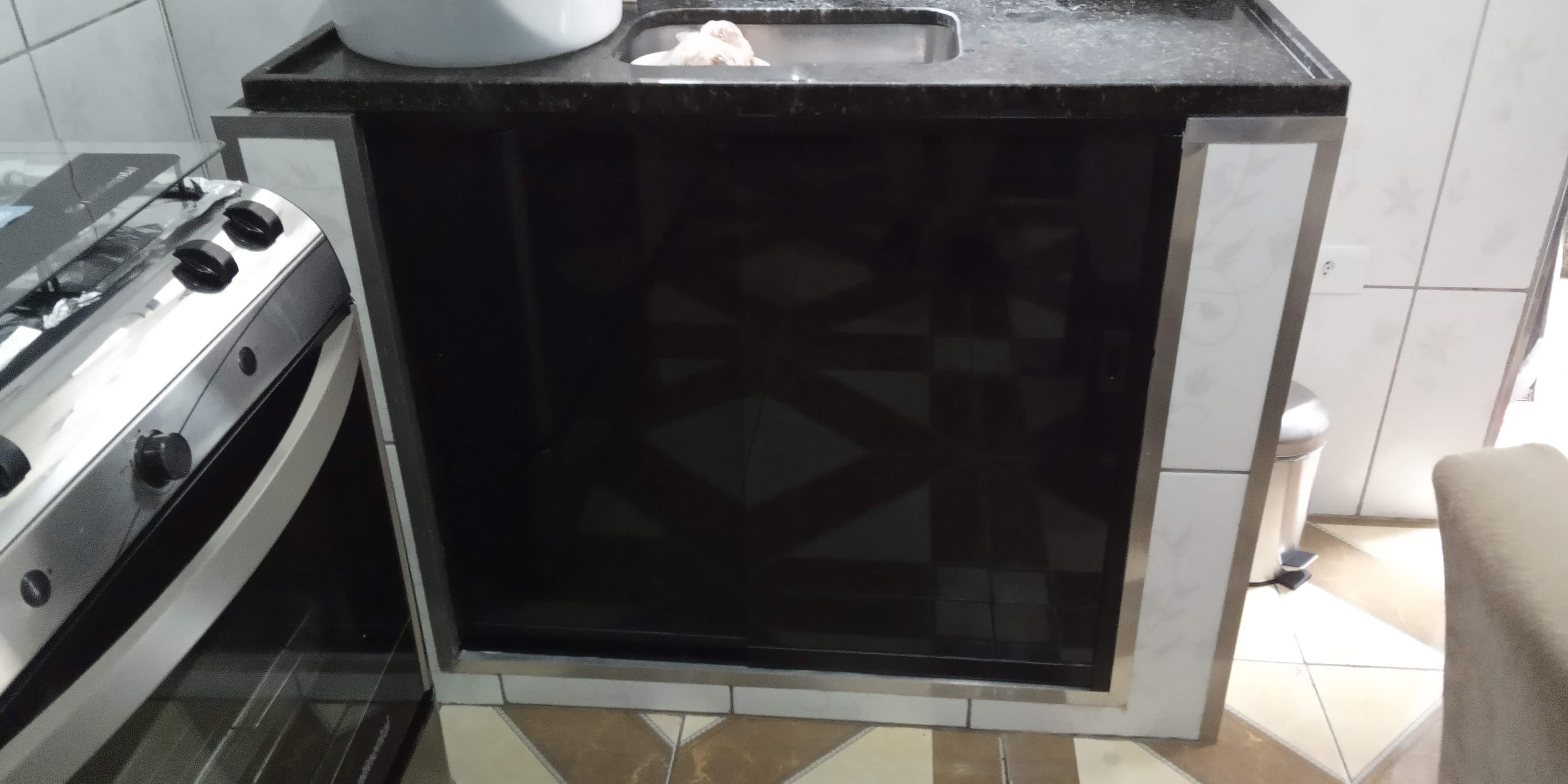Móvel em vidro para banheiro com design moderno