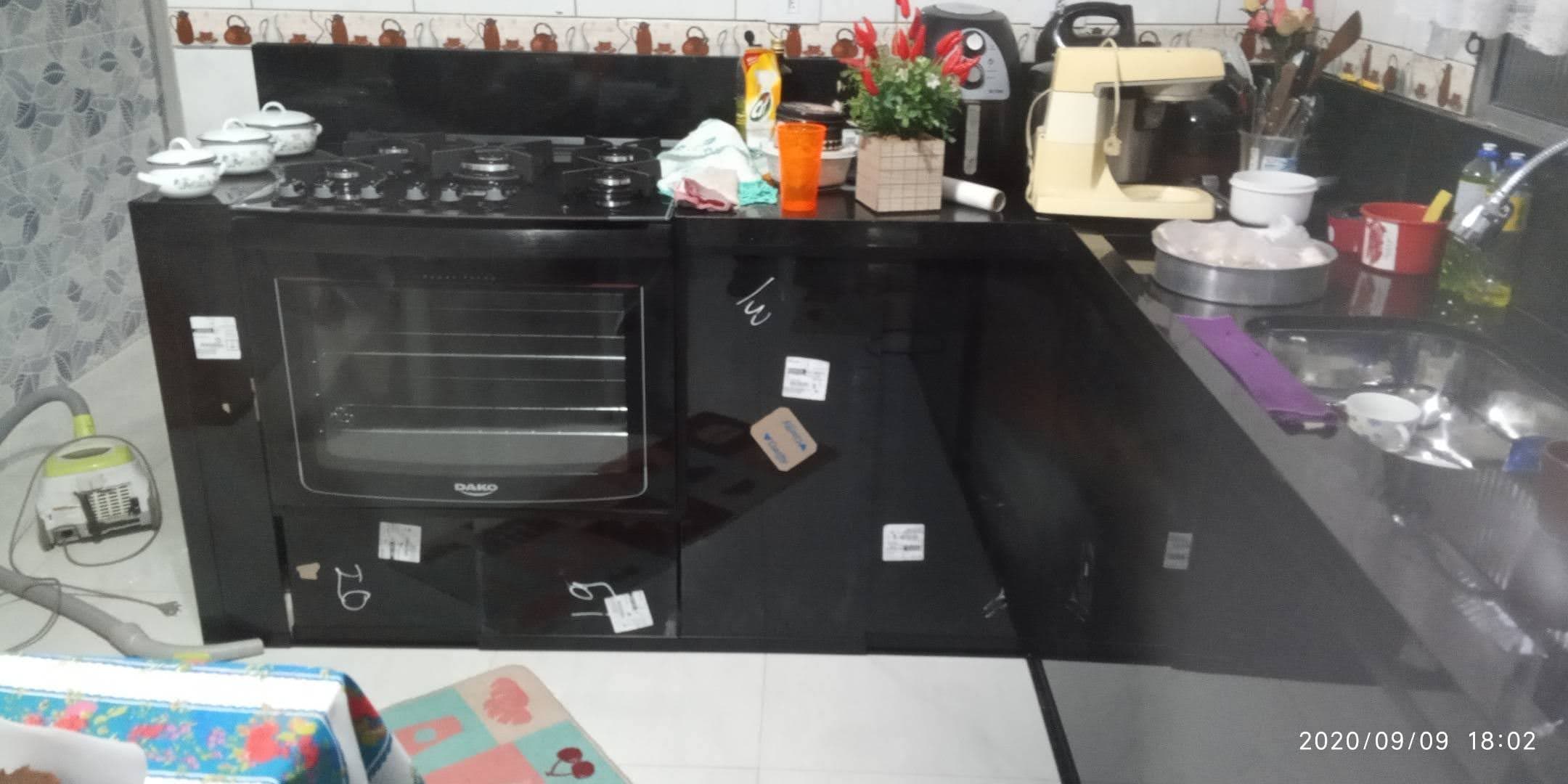 Mesa em vidro temperado com base em alumínio
