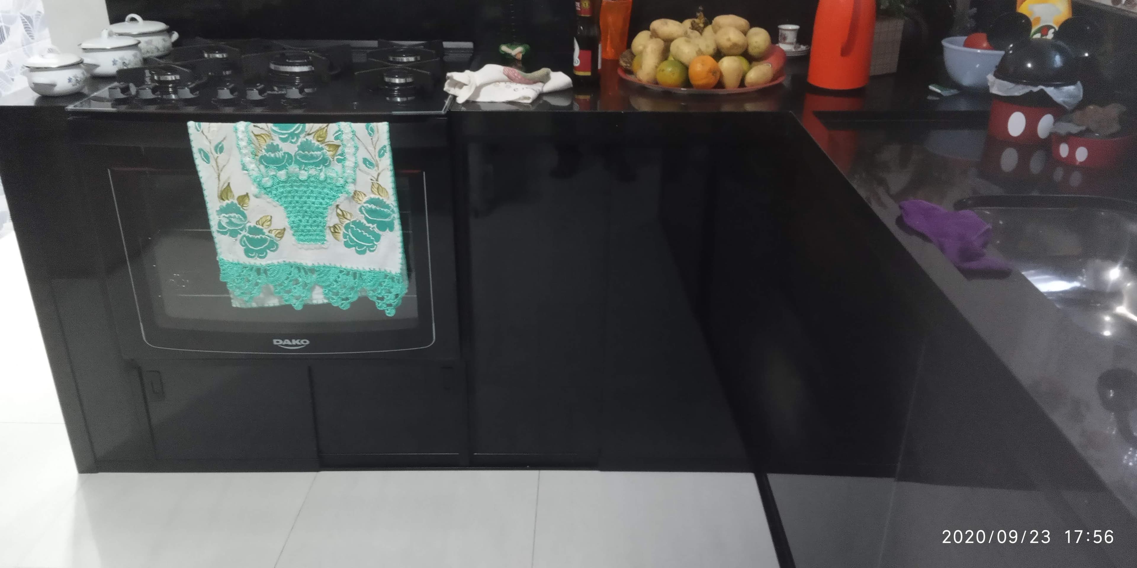 Closet com portas em vidro e perfil em alumínio